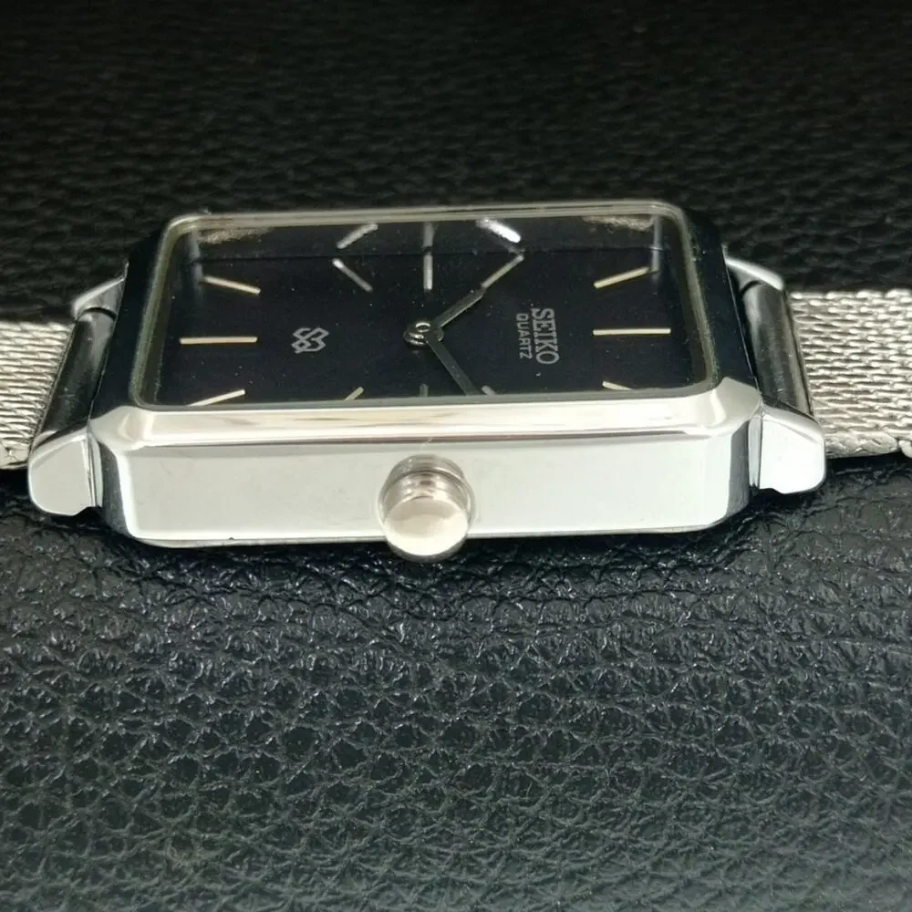 Vintage Style Seiko Quartz Mens Silver Watch & Black accents W/ Steel Strap